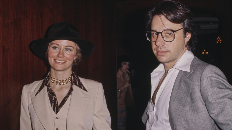 Cybill Shepherd dans un collier de poignard et Peter Bogdanovich en 1976