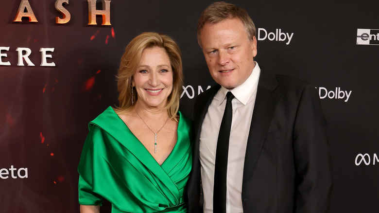 Edie Falco et Keith Cotton assistent à la première mondiale de 20th Century Studios "Avatar : Feu et Cendre" au Dolby Theatre le 1er décembre 2025 à Hollywood