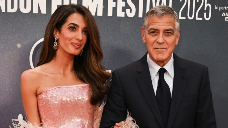 Amal Clooney avec George Clooney sur le tapis rouge