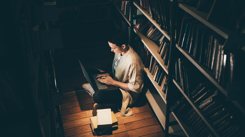 Femme lisant un livre