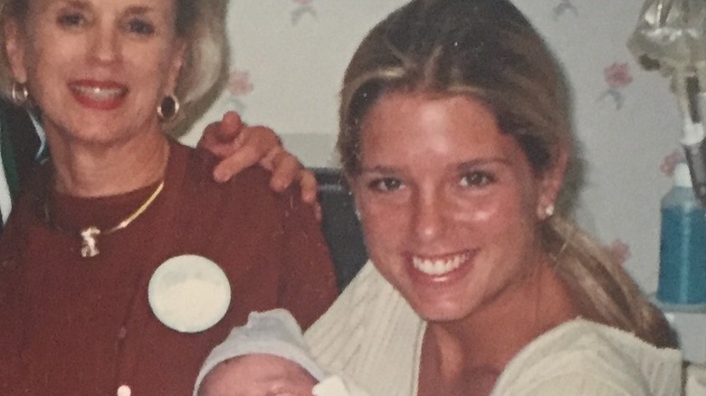 Pam Bondi, la trentaine, tient un bébé dans ses bras