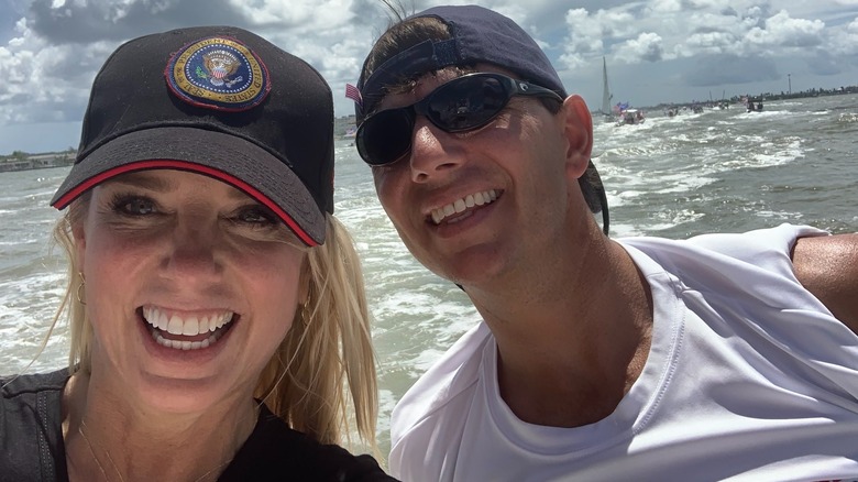 Pam Bondi lors d'une excursion en bateau