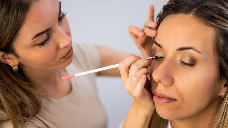 Un gros plan des yeux d'une femme mûre avec un eye-liner léger