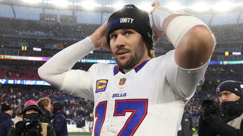 Josh Allen #17 des Buffalo Bills regarde après avoir battu les New England Patriots le 14 décembre 2025