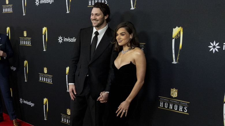 Josh Allen et Hailee Steinfeld posent pour une photo sur le tapis rouge de la 14e édition des NFL Honors au Saenger Theatre le 6 février 2025 à la Nouvelle-Orléans.