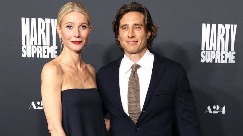 Gwyneth Paltrow et Brad Falchuk assistent à la première du film A24 à Los Angeles "Marty Suprême" au Samuel Goldwyn Theatre le 8 décembre 2025 à Beverly Hills