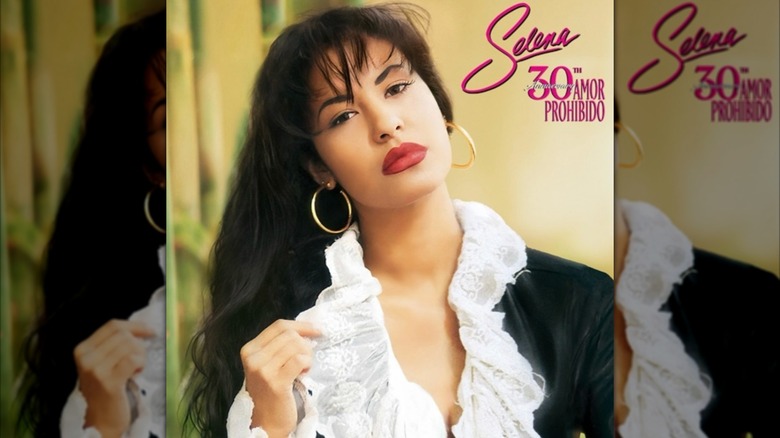 Selena porte une chemise à volants en cuir sur la couverture du 30e anniversaire de son album 'Amor Prohibido"