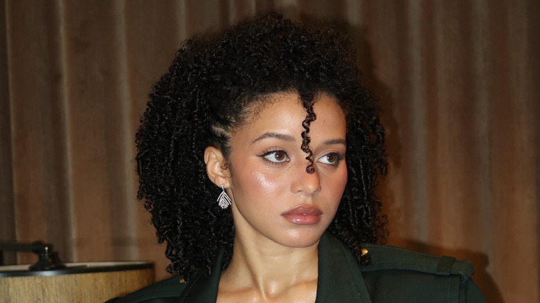 Chase Infiniti aux cheveux bouclés