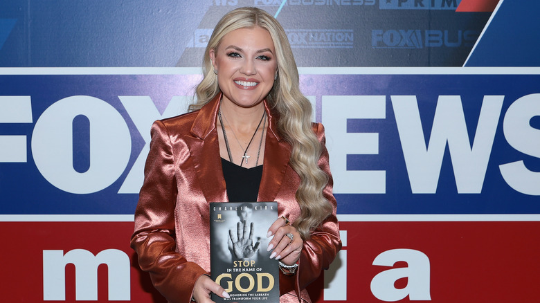 Erika Kirk sur Fox News dans un blazer bronze