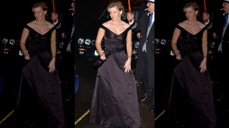 Sophie, duchesse d'Édimbourg, dans une robe noire au décolleté plongeant