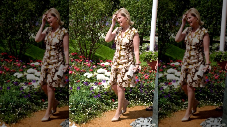 Sophie, duchesse d'Édimbourg, marchant dehors dans une robe décontractée à motifs