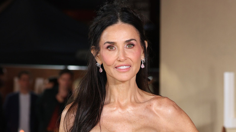 Demi Moore porte des boucles d'oreilles roses