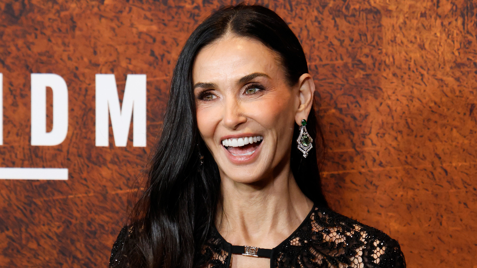 Les photos côte à côte rendent la transformation du visage de Demi Moore indéniable