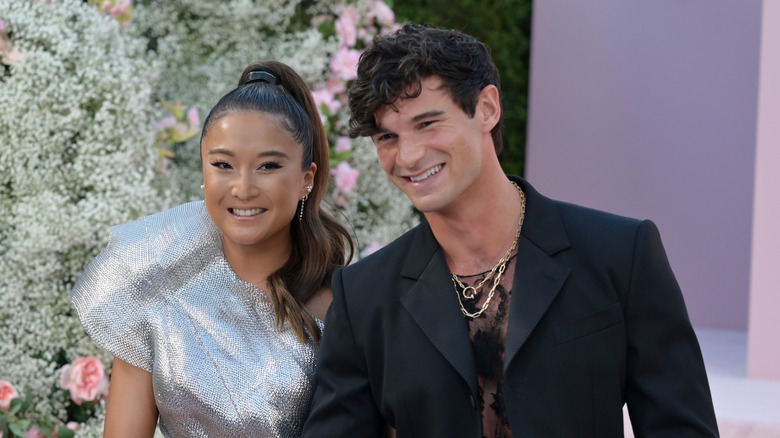 Ashley Park et Paul Forman à l'avant-première de la saison 4 d'Emily in Paris à l'Egyptian Theatre