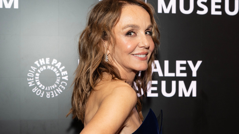 Philippine Leroy-Beaulieu portant une robe Givenchy assiste au programme PaleyLive : Emily in Paris : The Magic Behind the Scenes