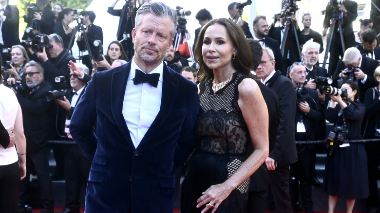 Hugh Addison White O'Dea et Minnie Driver assistent à la "L'histoire du son" Tapis rouge du 78e Festival de Cannes au Palais des Festivals le 21 mai 2025