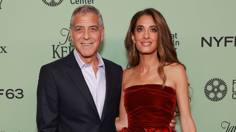 Amal Clooney avec George Clooney sur le tapis rouge