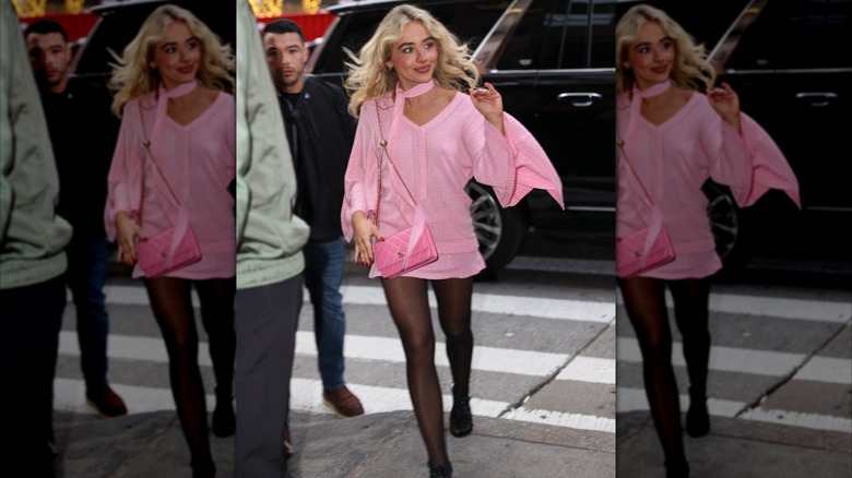Sabrina Carpenter en rose à New York en décembre 2025