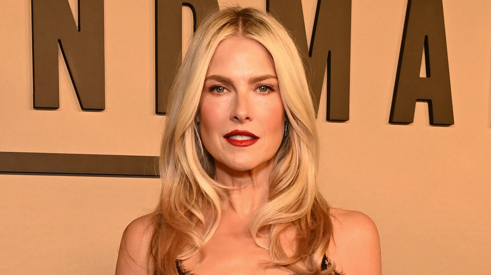 10 fois où la star de Landman, Ali Larter, a secoué des looks aux longues jambes