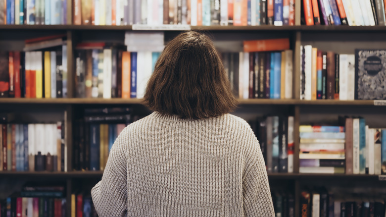 Femme en librairie