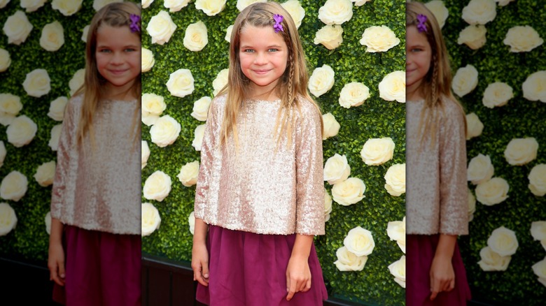 Un jeune Raegan Revord portant ses cheveux sur le côté avec une petite tresse lors du Summer TCA Tour 2017