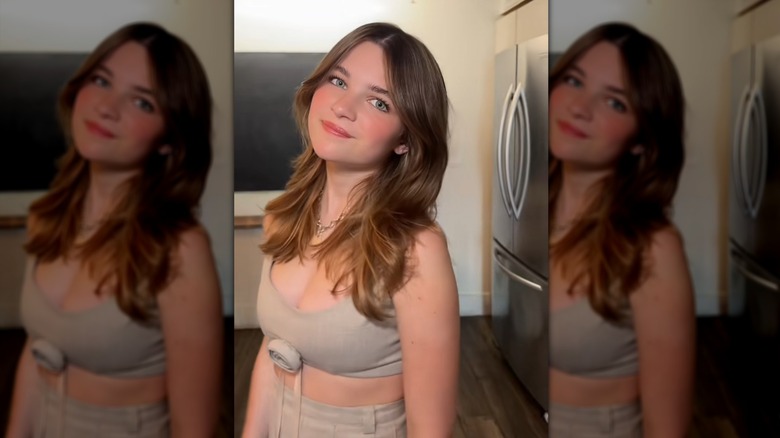 Photo de Raegan Revord posant avec une coupe de cheveux en dégradé dans une vidéo TikTok