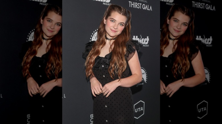 Raegan Revord portant une coiffure longue et épinglée au Thirst Gala