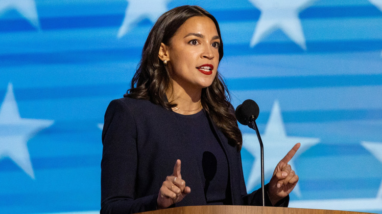 Alexandria Ocasio-Cortez s'exprimant sur un podium