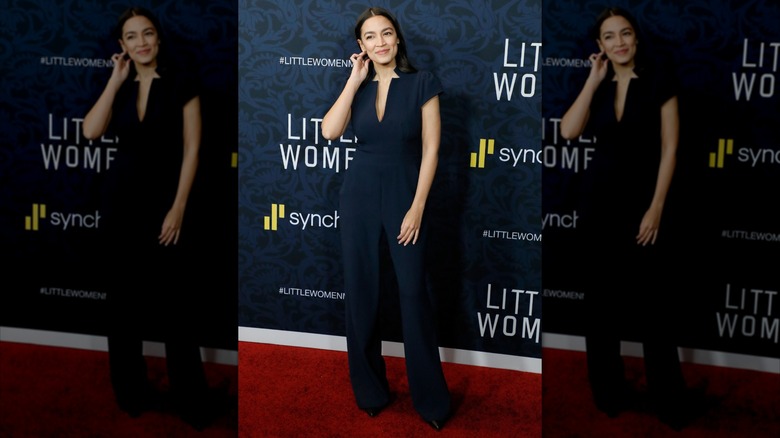 Alexandria Ocasio-Cortez sur le tapis rouge dans une combinaison bleue