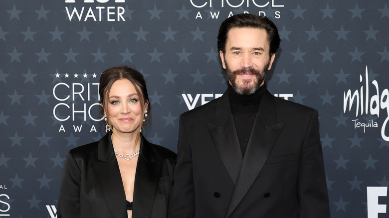 Kaley Cuoco et Tom Pelphrey sur le tapis rouge vêtus de noir
