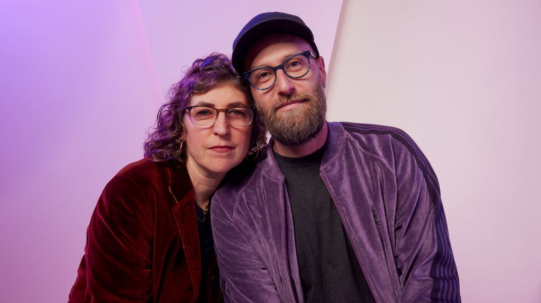 Mayim Bialik appuyé sur l'épaule de Jonathan Cohen