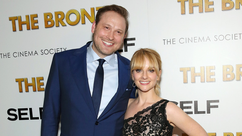 Melissa Rauch et Winston Beigel sur le tapis rouge