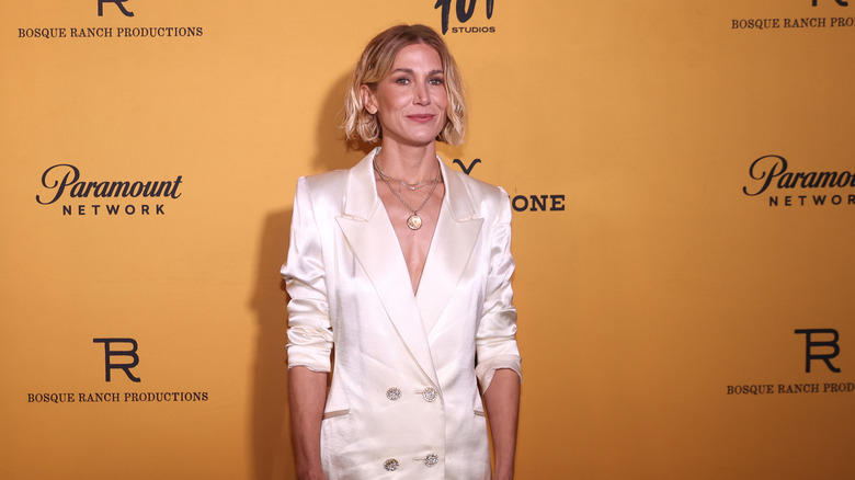 Jennifer Landon porte un costume blanc sur le tapis rouge