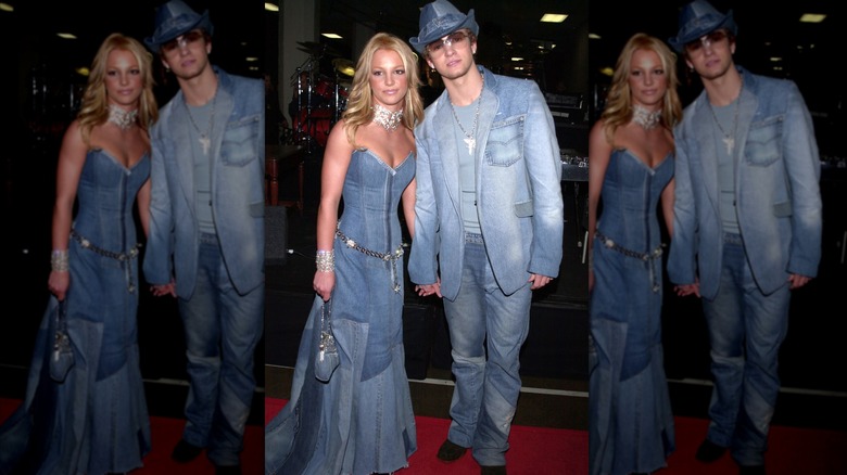 Britney Spears et Justin Timberlake dans des tenues en jean assorties en 2001