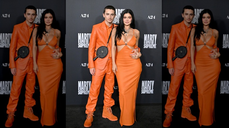 Kylie Jenner et Timothée Chalamet dans des tenues orange assorties à la première de Los Angeles 