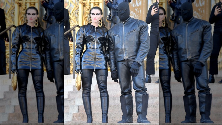 Julia Fox et Kanye West dans des tenues en cuir noir assorties en 2022