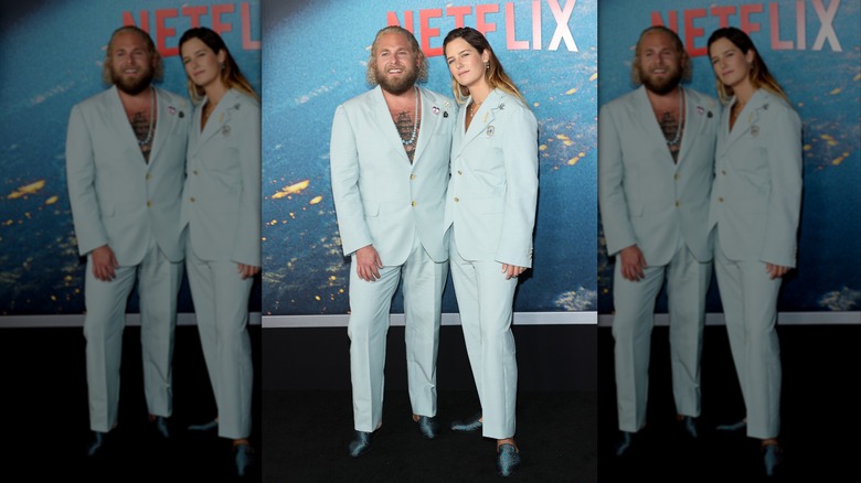 Jonah Hill et Sarah Brady, vêtus de costumes bleu pâle assortis, assistent à la première mondiale de Netflix "Ne cherchez pas" en décembre 2021
