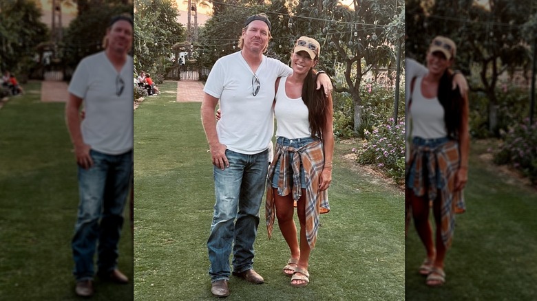 Chip et Joanna Gaines debout dehors