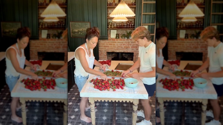 Joanna Gaines et son fils coupant des fraises