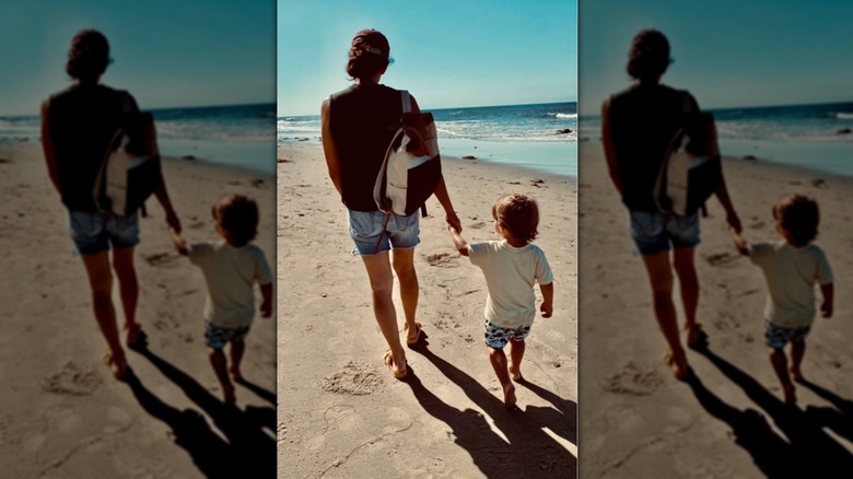 Joanna Gaines tenant la main de son fils sur la plage