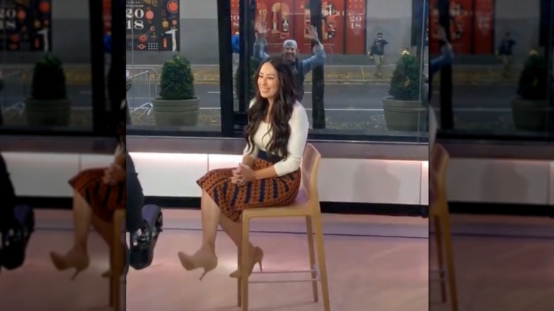 Joanna Gaines sur un téléviseur et Chip Gaines saluant dehors