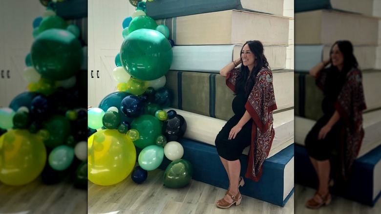 Joanna Gaines dans une robe noire et des sandales sabots