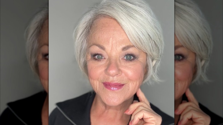 Une femme portant un smoky eye mat