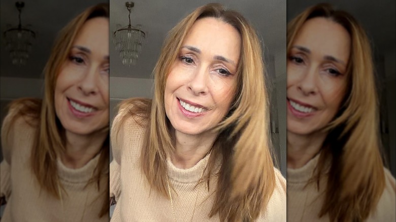 Une femme portant un maquillage givré