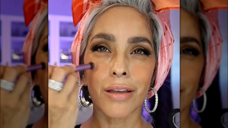 Une femme portant des nuances de maquillage latte