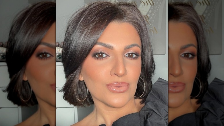 Une femme portant un crayon à lèvres plus foncé