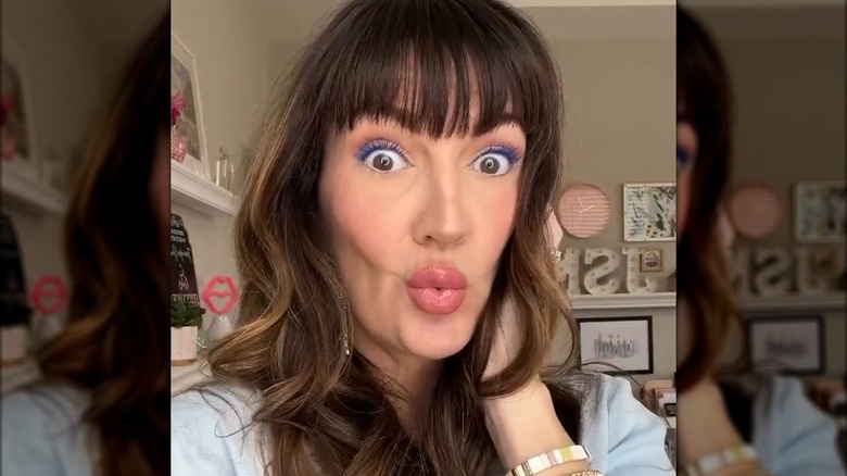 Une femme portant du mascara bleu