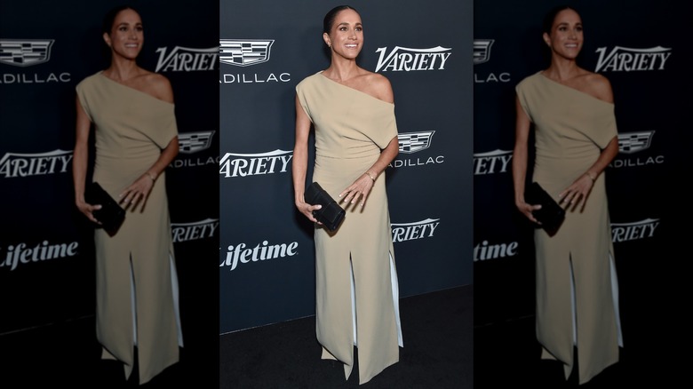 Meghan Markle porte une robe beige sur le tapis rouge