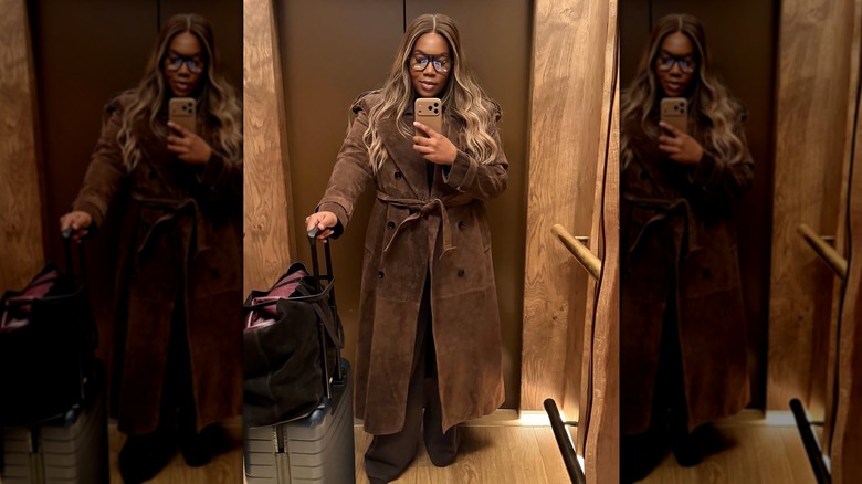 Une femme portant des lunettes de soleil audacieuses