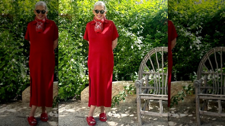 Une femme dans une robe rouge et des chaussures
